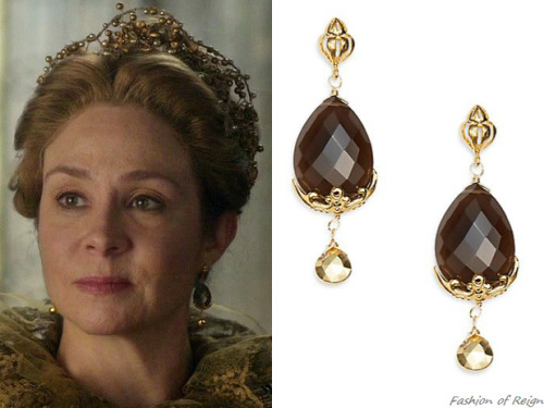 In the episode 3x15 (”Safe Passage”) Queen Catherine wears the Azaara Jewelry Drop Earrings.The earr