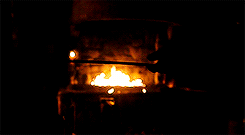 feestje:  Tywin Lannister melting Ned Stark’s sword to Lannister steel while burning wolf pelts with the Rains of Castamere playing in the background before the intro tune even starts (◡‿◡✿) 