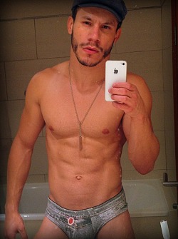 cumjerkoffwithmebro:  (via Guys with iPhones)