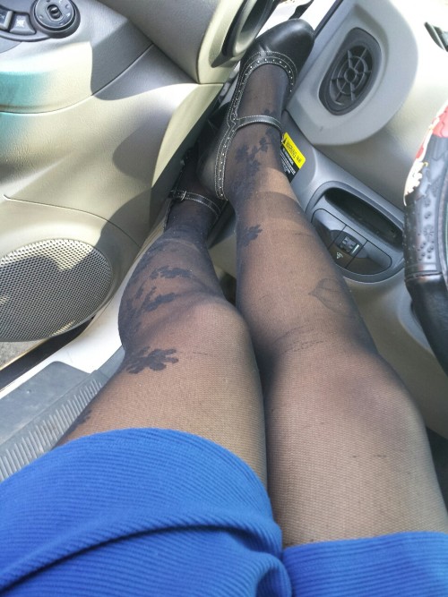 Sw33tmilfladi:Lunch BreakSelfshot of a sexy tatoed lady in black pantyhose by Sw33tmilfladi. Vis