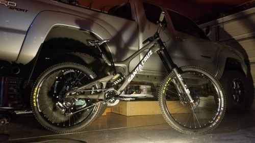 ridestoke: #santacruz #V10C #build ready for #whistler #shred. Going to #fly #avalanchesuspension #c