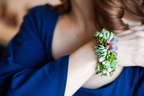 staceythinx:  Living succulent jewelry from the Passionflower Living Jewelry store on Etsy. About the jewelry:  [The pieces are] made entirely of succulents and plant material. Each is a unique work, using the best succulent florets available. Wear the