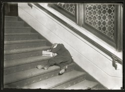 Lewis Hine, Newsboy asleep on stairs, ca