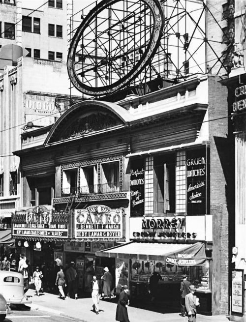 memoriastoica:The Cameo and Roxie theatres on 518 South Broadway, Los Angeles.Circa 1939.