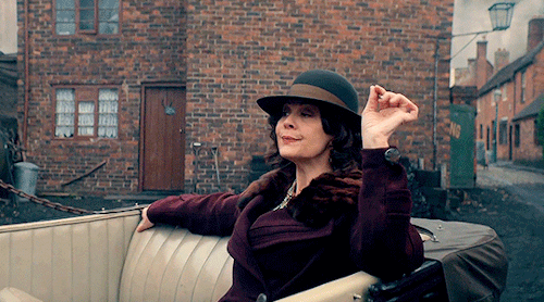 deadlightcircus:I am a queen amongst the Romanies. And I too, am unavailable. Polly Gray in 5x04 (Th