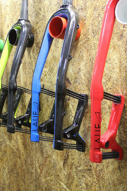 h-abco:  www.mtnbikeriders.com/2014/09/22/interbike-2014-lauf-suspension-fork-for-29-or-27-5/