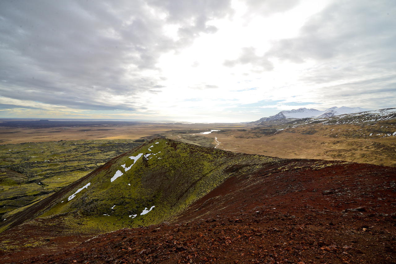 Ytriraudamelskulur volcano + dreamy blurring of sky and ground
Iceland, march 2017