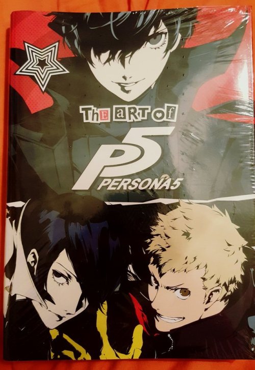 Size comparison between Persona 5 and Persona 4 artbooks.The P4 book isn’t thin by any means, the P5