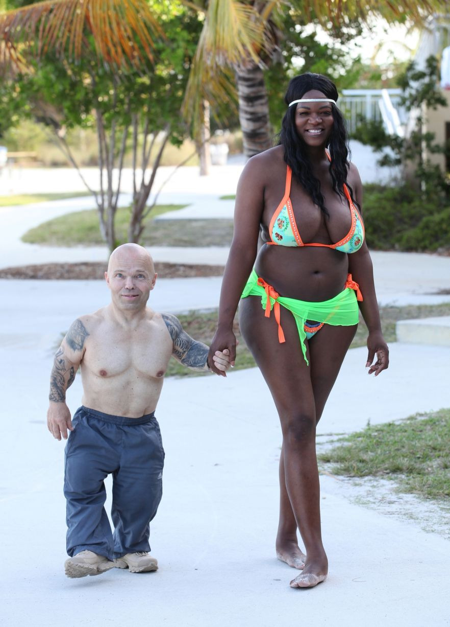 pilgrimkitty:  flyandfamousblackgirls:The 4-foot-4 heavyweight-lifting champ holds