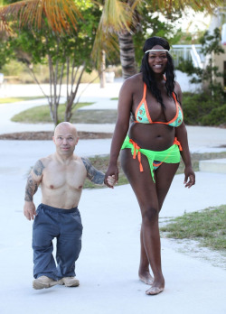 Pilgrimkitty:  Flyandfamousblackgirls:the 4-Foot-4 Heavyweight-Lifting Champ Holds