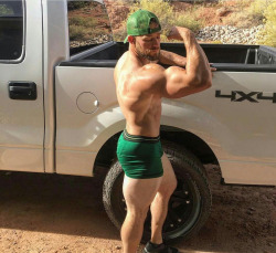 hairymacho:  http://hairymacho.tumblr.com/