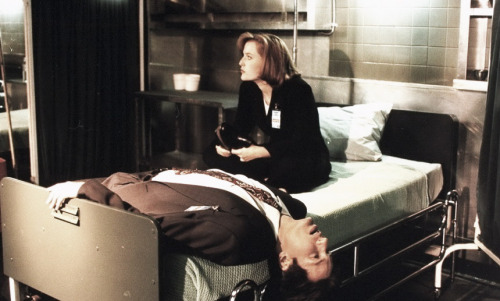evilnol6:  .David Duchovny and Gillian Anderson during the filming of “The X-Files” 