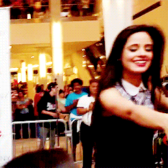 omglaurenjauregui:Camila flirting with a guy in the crowd