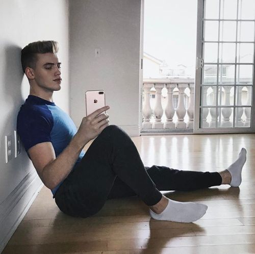 norsocklover: soxrock: Lucas Dell via Instagram Superb socked feet my friend! 