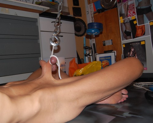 kinkyporcogay: gymboas: I think that it is time to find  another way to get lifted. I will tie some rope around my bell end and get me pulled up. Oh yeah, I will keep you posted, right? Bellissimo ballstretching. Seguimi su:kinkyporcogay.tumblr.comgayporc