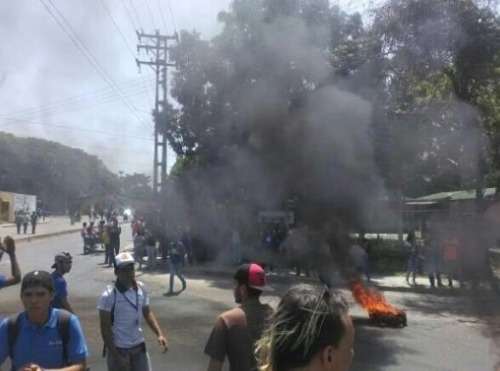 krusca:ironhoes:These are pics of the protests occurring in Venezuela right now. The people are goin