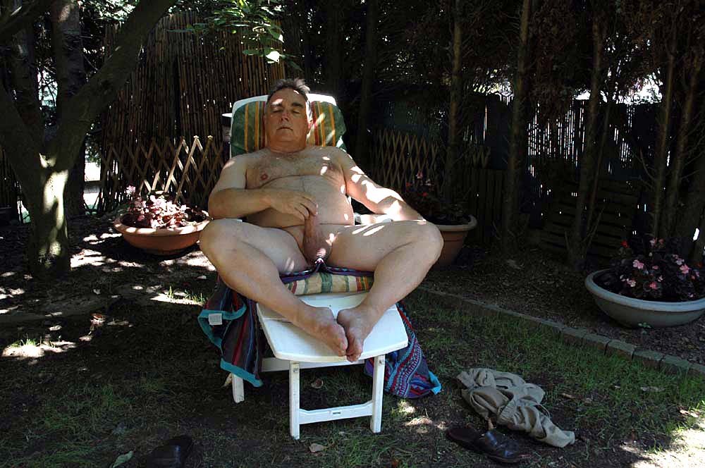 stockymaturemales:  … and then play a golf game or two. Dave looks so hot outdoors!