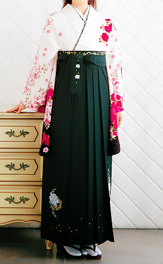 ichinitsuite:   Hakama (袴) that usually worn by woman at graduation ceremony   images sources: (x) (x) 