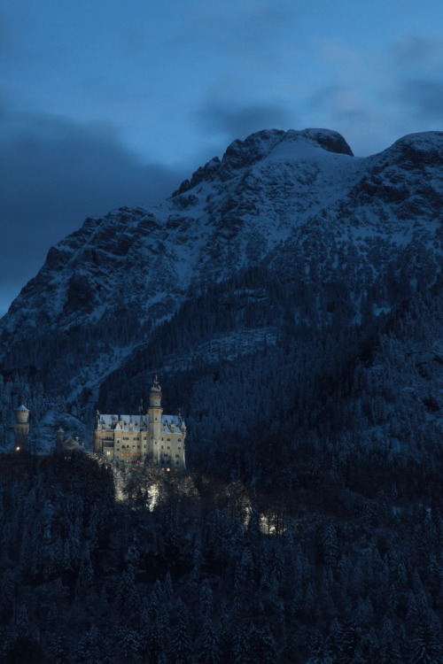 336bc:  Neuschwanstein Castle is a 19th-century Romanesque Revival palace near the village of Hohenschwangau in southwest Bavaria, Germany. 