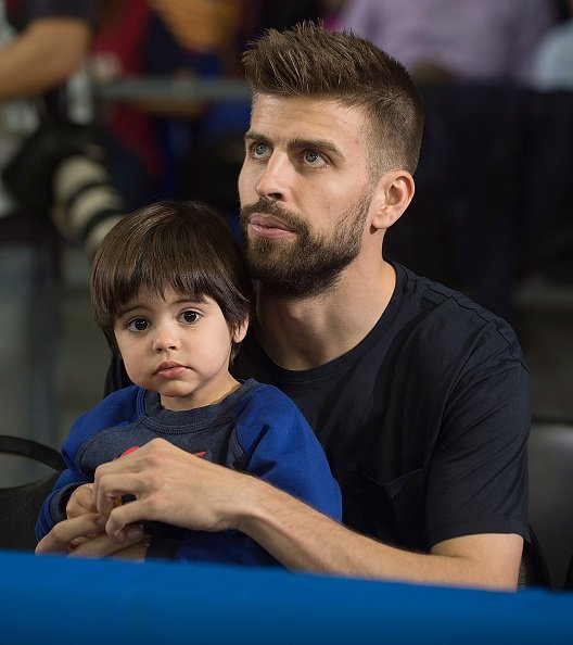 Gerard Piqué with his son Milan watching basketball at Palau Blaugrana in Barcelona [31.03.2016] – @piquira on Tumblr