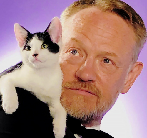 charlesdances:Jared Harris with some adoptable kitties (x)