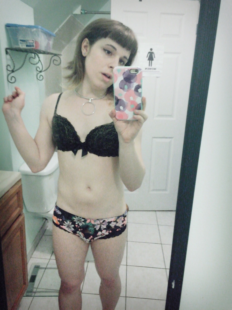 nekotrap:  small-gay-witch:  Look at those hairy legs~   just making sure some of