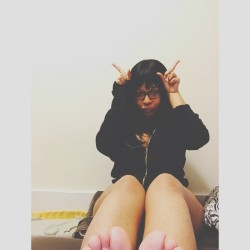 ricebunnytaco:  Ping pong, I’m a dork ( ॣ•͈૦•͈ ॣ) #me #selfie #dorking #bored #toes #nosleep #uplikemybutt 👐🏽