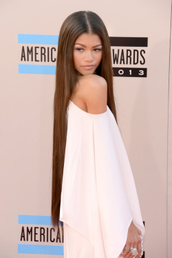 hyperfvck:  angelicagagalo:  Zendaya Coleman - 2013 American Music Awards, November 24, 2013  bae 