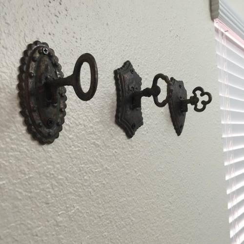 My final touches 👑     #homedecor #keys #wallhooks #myhome #keyfamily #leighbeetravel #condo #stpetebeach #florida #chateau #chic #renovation #creamwalls #blackandwhite #finaltouches #localshop #whiteowlmarket #gems #notdoneyet