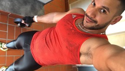 lyon8668:  Selfie gym…! Tight! 💪🏼😁👍🏼