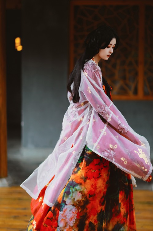 「胭脂纱」 A lush autumnal photoshoot featuring traditional Chinese Hanfu, via 界之猫. The model is wearing 