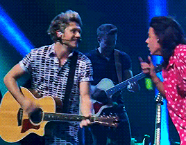 slowshands:Niall + the Mick Jagger’s impression that Harry used to do with him first.