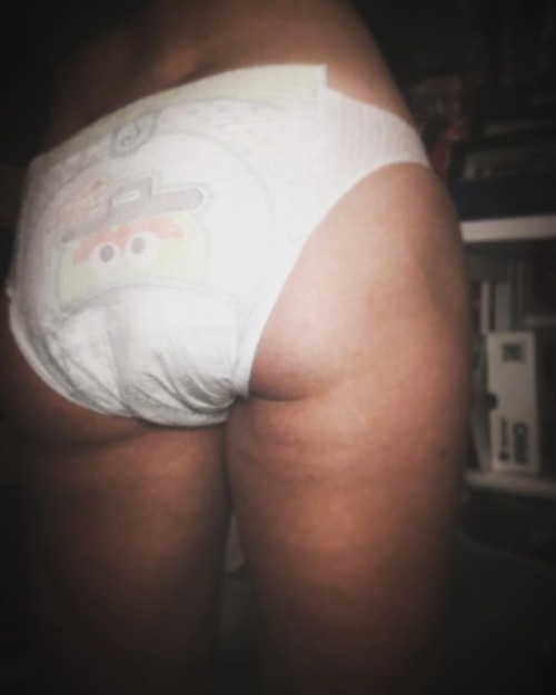 littlegirlkatieee: Pampers buttttt #diaperlover #dl #diapergirl #littlegirl #babygirl #pottypants #p