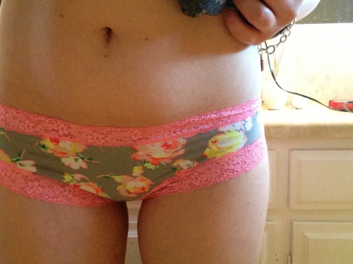 iz0mbie:  anniehasnewshoes.tumblr.com adult photos