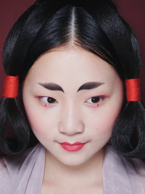 fuckyeahchinesefashion:Tang dynasty makeup by 乐乐Cleo