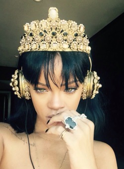 rihennalately:  rihanna is listening to her album on almost 񚅨 Dolce &amp; Gabbana  headphones 