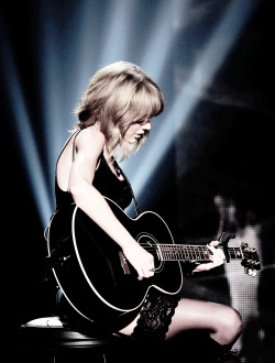 tayliswift: Taylor Swift peforming at the