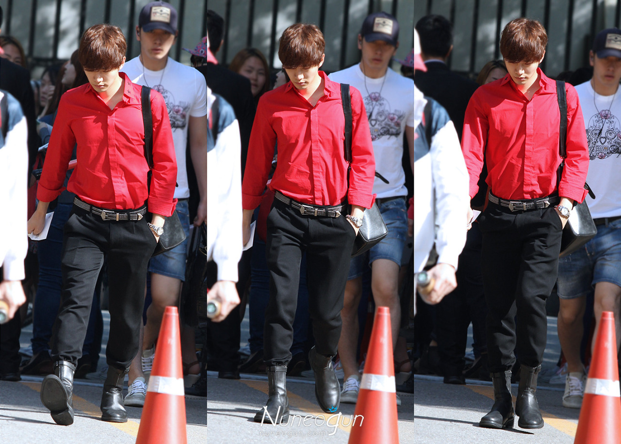 junhofanid:  130531 - JUNHO on the way to Music Bank (cr: Nuneogun)