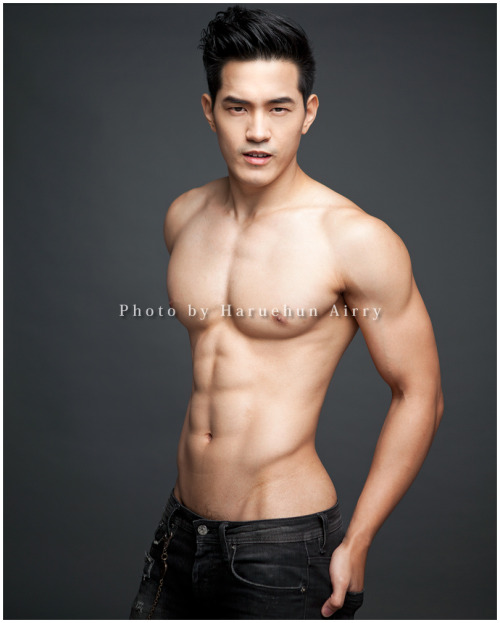 mantop10691:  泰國名攝影師Haruehun Airry男寵系列..最近也出寫真書的肌肉帥哥..Aun Warit 