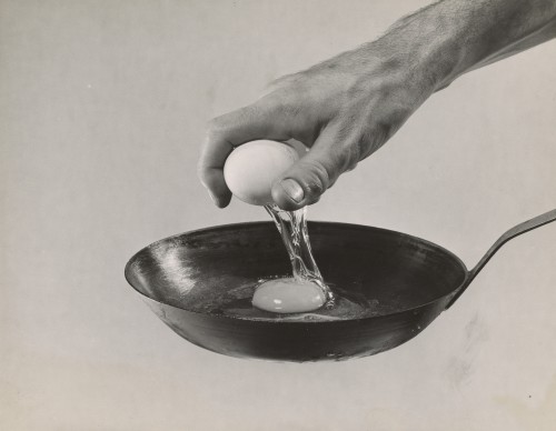 GJON MILI / “EGGS AND PAN” / 1940[gelatin silver print | 26.7 × 34 cm.]