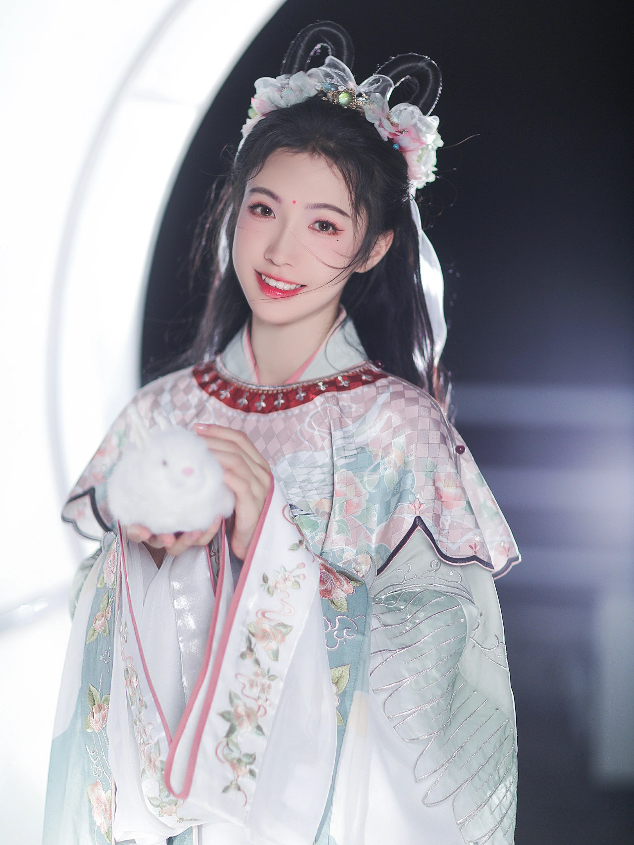 Hanfu featuring Mid-Autumn elements star in festival as Gen Z embraces  traditional culture, unleashes market potential - Global Times