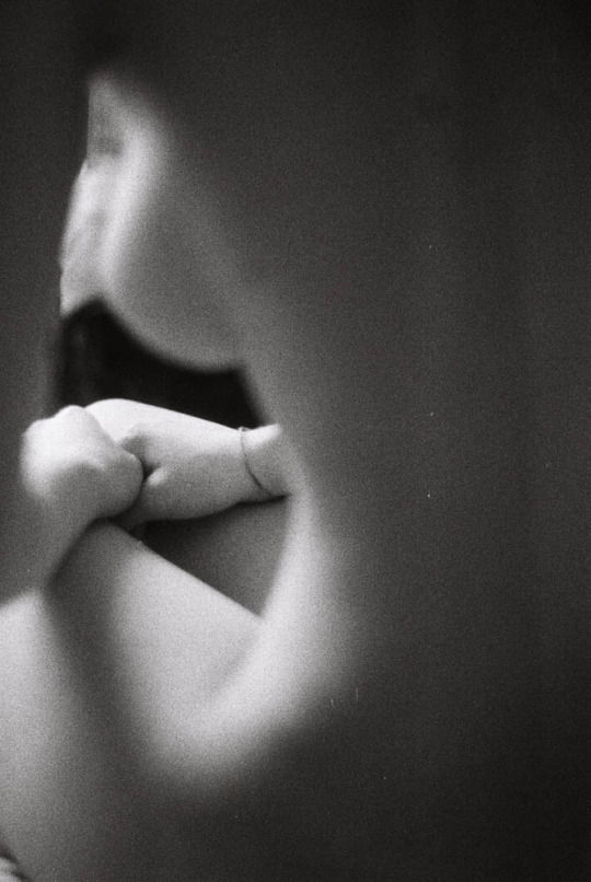 desdemona-d:
“Oggi ti dedico una sola parola, te la affido tra la cenere e il silenzio.
R. Herra
”