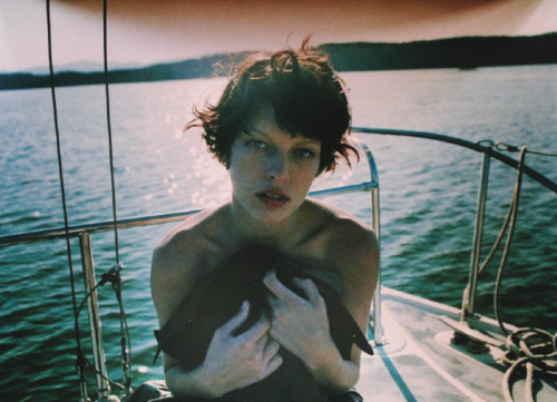 Milla Jovovich, Strenesse (1997/1998).