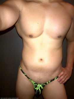 thong-jock:  Sexy, smooth muscled bi curious,