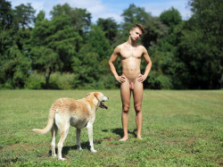 naturista y su perrohttp://blogzen00.tumblr.com/