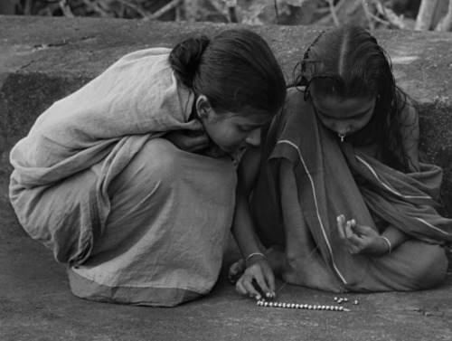satyajitrays: Friendship in Pather Panchali (1955)