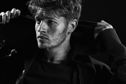 Gregg Sulkin ⚪️⚫️