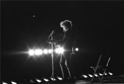 beneta:  Bob Dylan performing the acoustic set at the Forest Hill Tennis Stadium. After a brief intermission, the cheers would turn into boos. Photo by Ken Regan. 