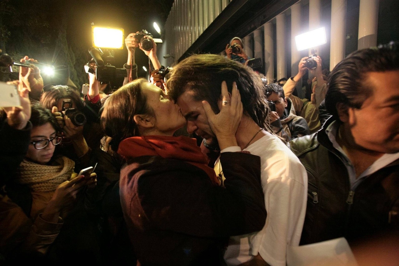 pao-sol:  Mom kissing his son after he got released. The Mexican government is starting