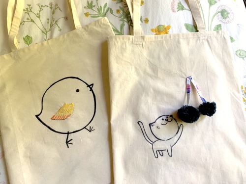 phantomqueen: me n my mom have got new animal tote bags ✨ also a reminder of the other handmade bag 